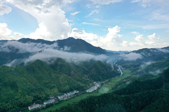 江西铅山云雾缭绕乡村美