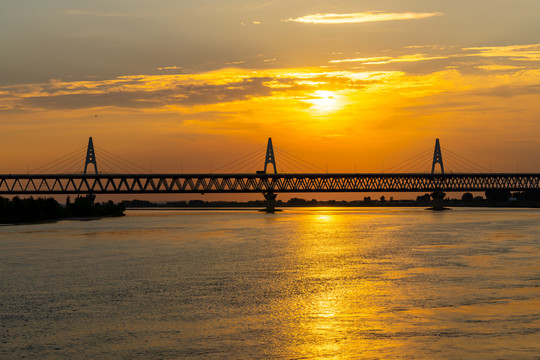 河南原阳县黄河滩边夕阳