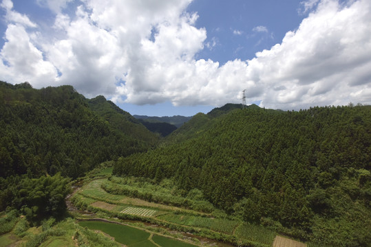 蓝天白云与山间农田