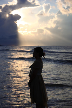 女孩在海上看日出