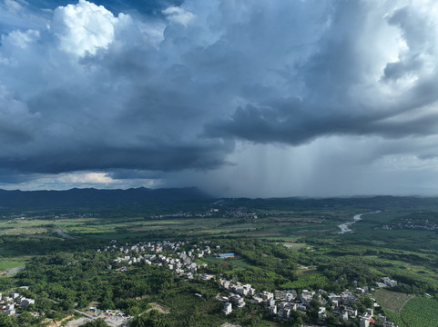 倾盆大雨