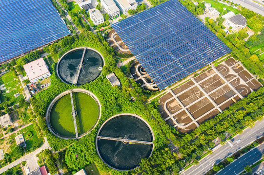航拍郑州污水处理厂太阳能板