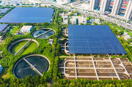 航拍郑州污水处理厂太阳能板