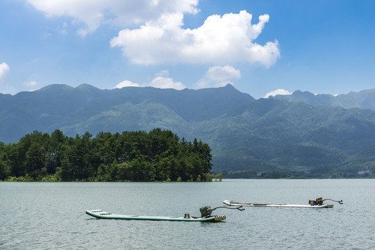 蓝天青山湖泊