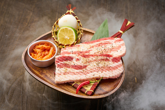 韩式料理厚切猪肉五花肉