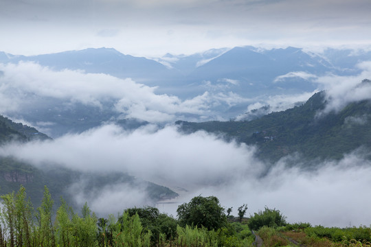 高山沟壑云雾缭绕