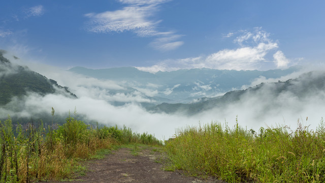 高山沟壑云雾缭绕