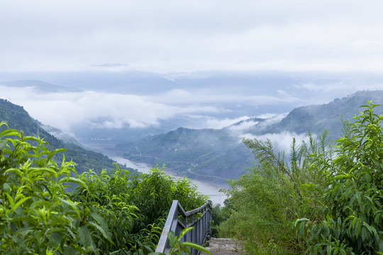 高山沟壑云雾缭绕