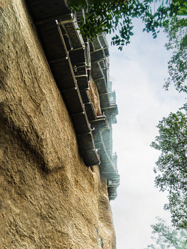 阴雨天时的麦积山栈道