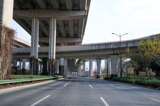 城市高架桥下面的道路