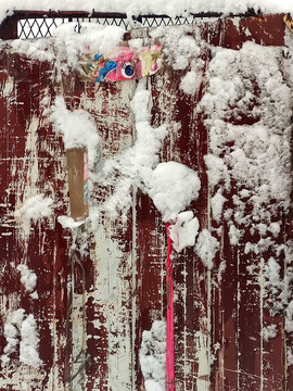 生锈的铁板与雪