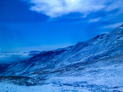 夹金山