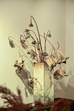 莲花陶瓷花瓶