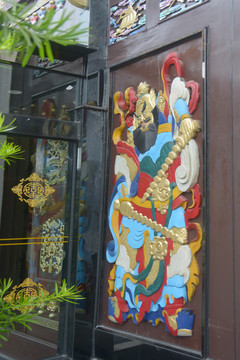 中式建筑门神彩漆木雕