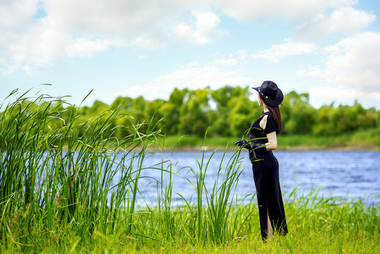 美女站在草地上看风景
