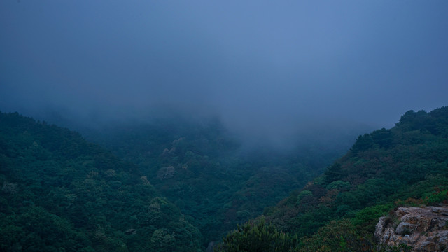 阴雨山间