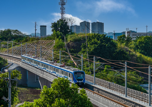 重庆首条市郊铁路江跳线通车