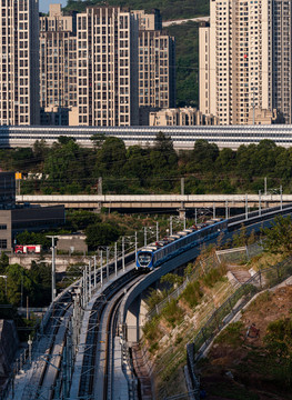重庆首条市郊铁路江跳线通车