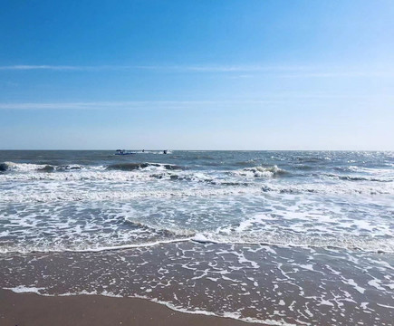 海边风景海浪蓝天白云