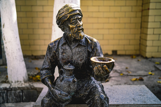 喀什老街维吾尔族老人雕像