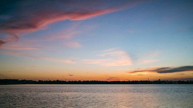 夕阳下的湖面