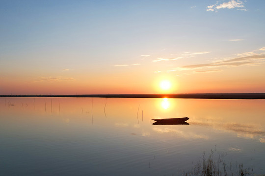 河边夕阳风景