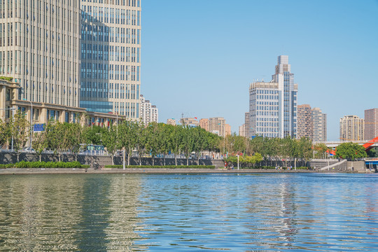 天津城市天际线和海河上的桥梁