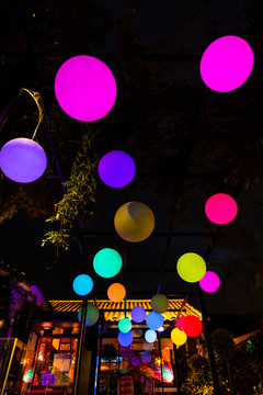 夜晚的彩色气球