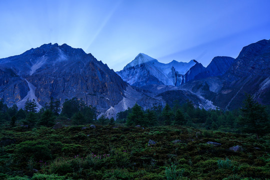 甘孜稻城亚丁夏诺多吉雪山