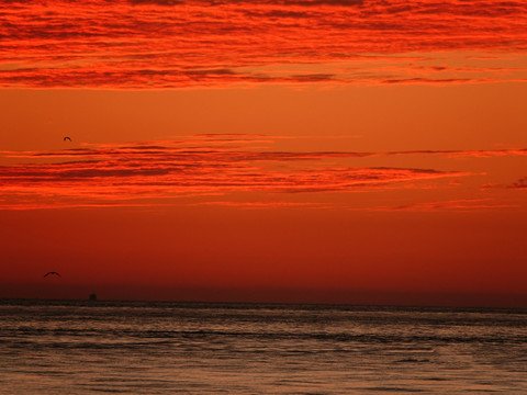 彩霞漫天夕阳大海