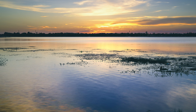 夕阳在湖中的倒影