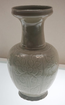 龙泉窑青釉刻划牡丹纹盘口瓶