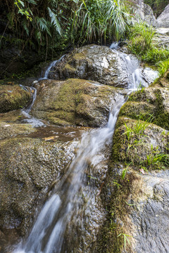 山间溪流