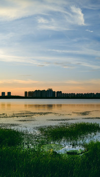 夕阳下的城市和湖泊