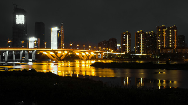 黑金色调的城市夜景