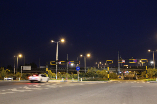 城市郊区夜晚的路灯铁路隧道