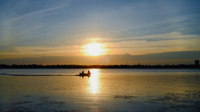 夕阳湖面孤舟