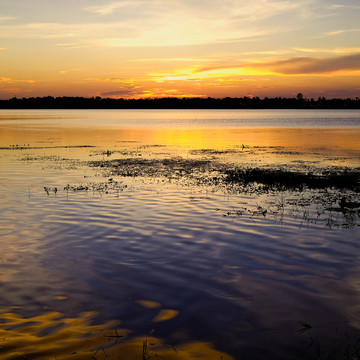 夕阳和湖面