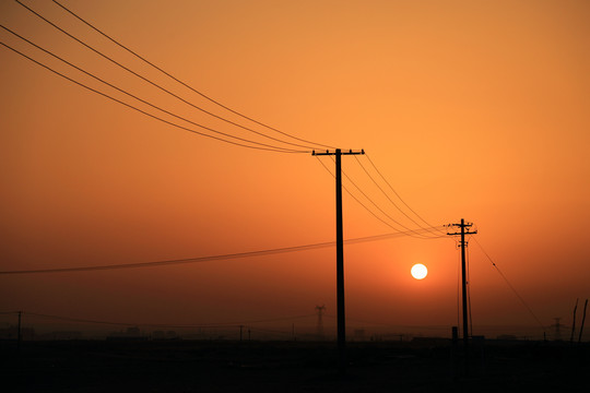 夕阳下的电线杆