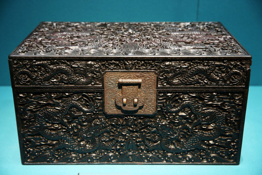 清代红木雕龙纹小箱