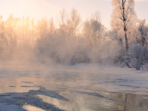 冬季河流河面晨雾日出