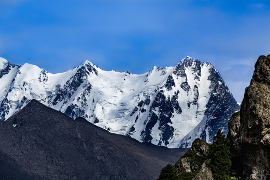 夏日里的博格达峰雪山