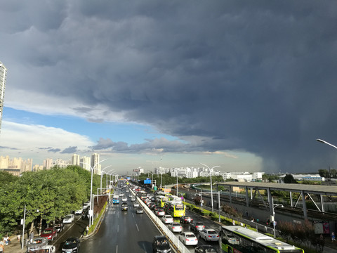 山雨欲来风满楼