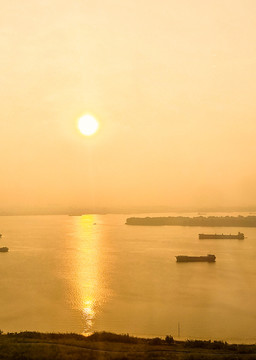 日出西江
