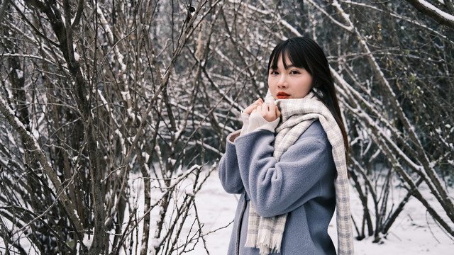 雪地里的女孩