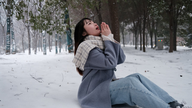 雪地里的女孩