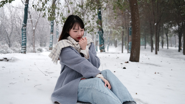 雪地里的女孩