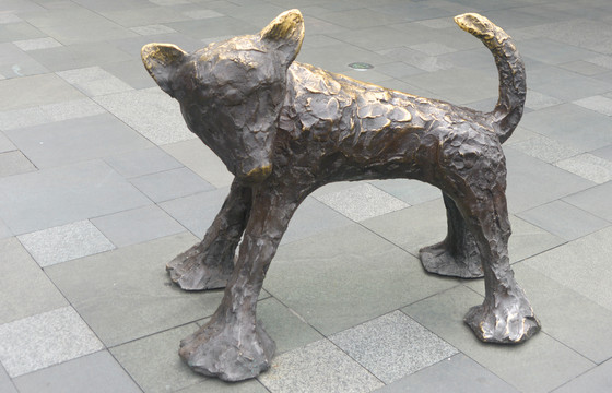 现代风格雕塑宠物狗