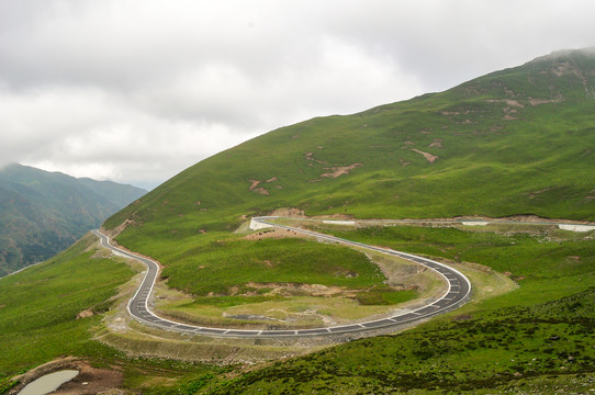 蜿蜒山路