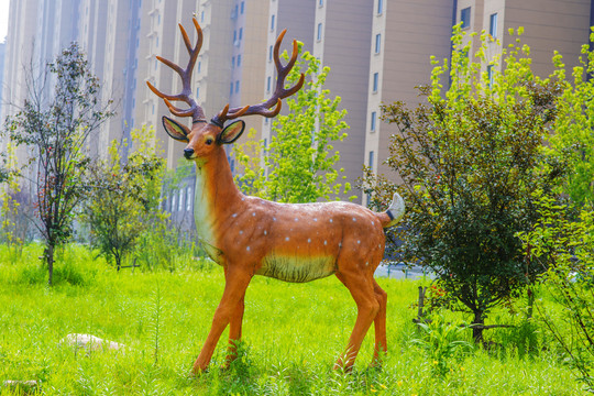 草地上一只公梅花鹿雕像